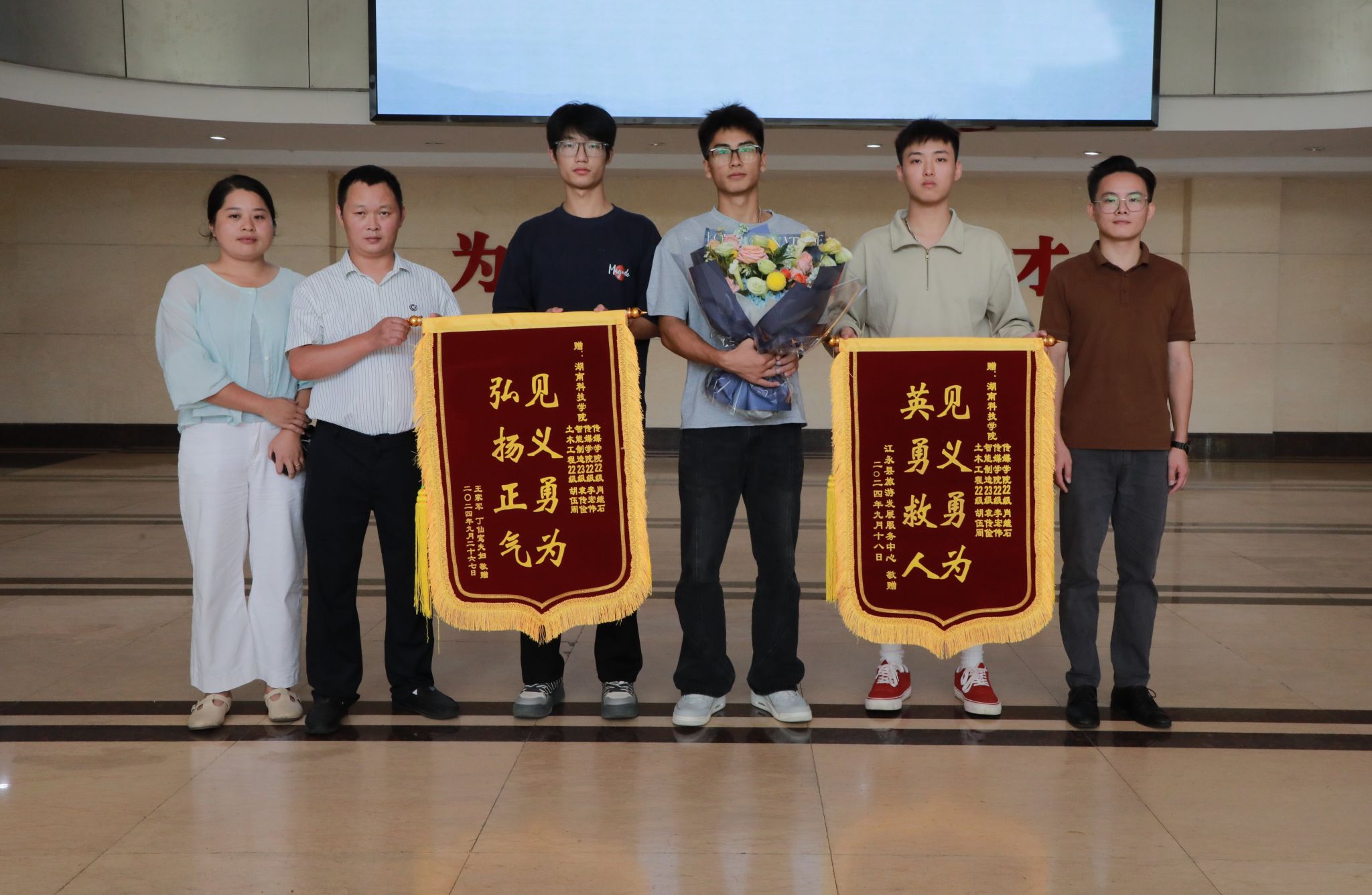 星空在线官网大学生勇救溺水者.jpg