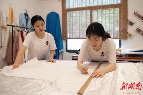 青青子衿,悠悠我心——星空在线官网国学研究院汉服传承创业综述
