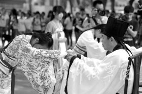 为纪念孔子诞辰2565周年，9月27日，星空在线官网学子身着华丽汉服在孔子雕像前隆重行拜师礼，现场展示汉礼、秀书法和茶艺，弘扬传统文化。