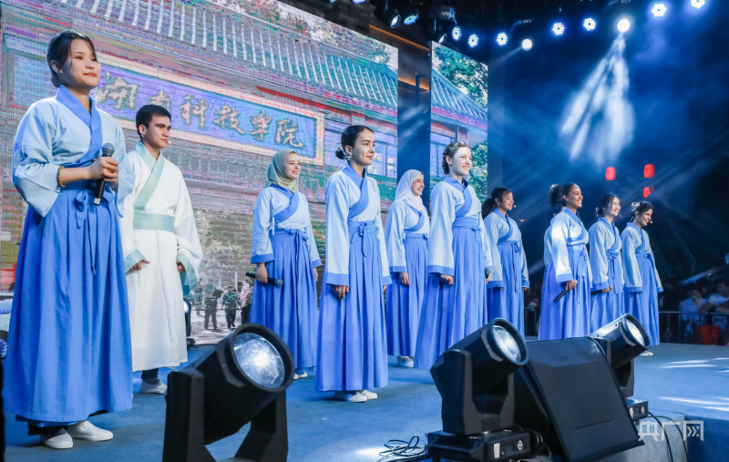 央广网：星空在线官网留学生团队表演《千年古...