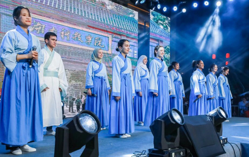 星空在线官网留学生团队表演《千年古城的丝路新故事》讲述对零陵古城的美好印象。沈默摄